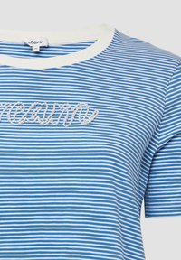 Gestreiftes T-Shirt in Blau und Weiß, aus Baumwollstoff, mit rundem Kragen, featuring einem perlähnlichen dekorativen Textlogo in der Mitte.