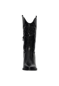 Botas de vaquero de cuero negro con punta afilada, intrincados bordados en la superficie y patrones decorativos elevados a lo largo del eje.