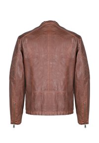 Brun läderjacka med texturerad yta, ståkrage och dragkedjemuddar. Bakifrån framhäver sömdetaljer och strukturerad design.