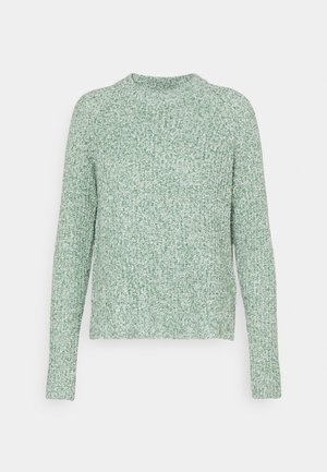 Pull en maille chiné vert clair et blanc avec manches longues et col rond sur un fond uni.