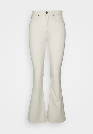 Jean évasé blanc en denim, doté d'une taille haute, d'un bouton à l'avant et de détails de couture minimalistes. Texture lisse avec une finition soignée.