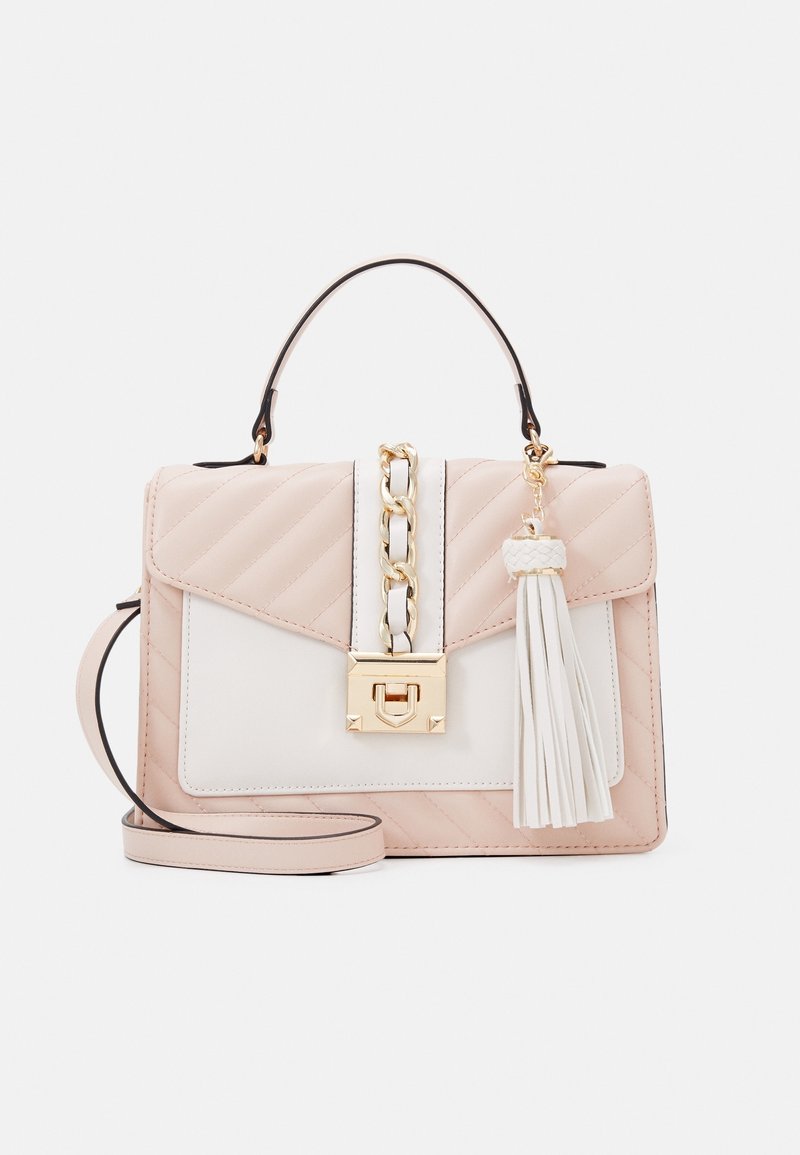 Sac à main en cuir rose poudré et blanc avec design matelassé, détail chaîne dorée, fermoir doré, breloque pompon blanche, poignée supérieure et bandoulière amovible.