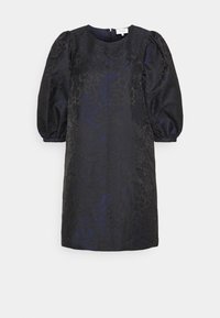 Černé šaty s nadýchanými rukávy a kulatým výstřihem, zdobené jemným texturovaným vzorem a zadním zipem.