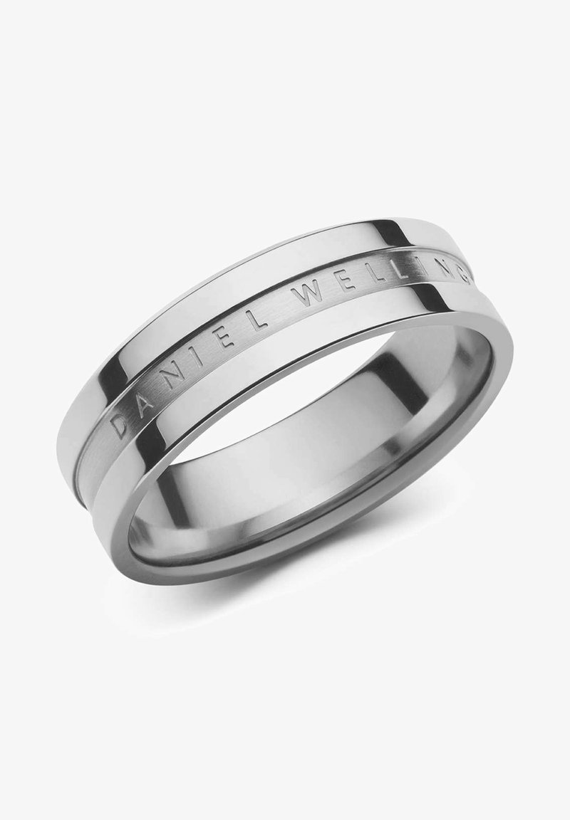 Hopeasävyinen ruostumaton teräksinen sormus, jossa on sileä, kiillotettu pinta. Kehystetty harjatun nauhan sisään kaiverrus "DANIEL WELLING".