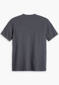 Grå kortærmet t-shirt lavet af blødt stof, med en klassisk rund halsudskæring og en afslappet pasform uden synlige logoer eller mønstre.