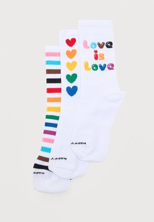 Tre par hvite sokker med fargerike regnbuetema-design: hjerter, striper og teksten "Love is Love" i flerfargede bokstaver.