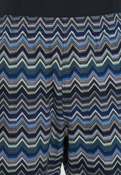 Herrbadbyxor med ett zigzag-mönster i blå, grön, svart och grå färg. Tillverkade av lättviktsmaterial med resårmidja.