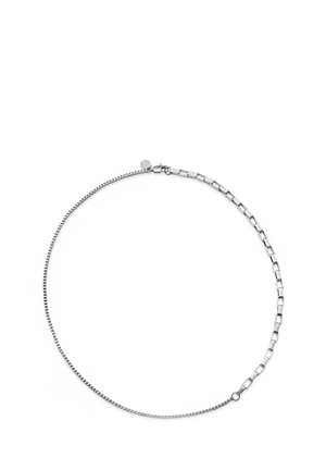 Sølvkjede med to forskjellige lenkestiler forbundet med en lås i krepsemotiv, vist på hvit bakgrunn.