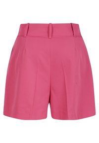 Shorts roses sur mesure avec une ceinture structurée, comprenant des plis et des poches latérales. Confectionnés dans un tissu lisse avec une finition soignée.