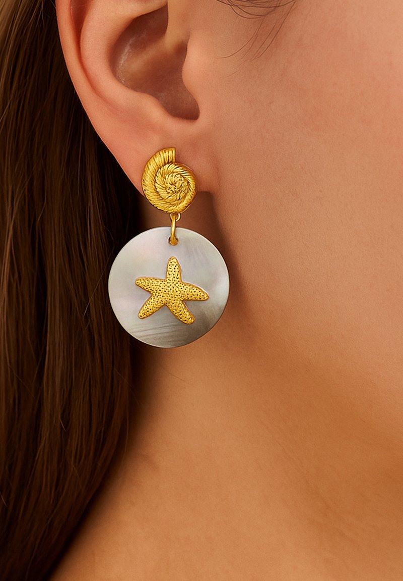 Goldfarbene spiralförmige Ohrhaken, die an einer kreisförmigen, schillernden Muschelscheibe befestigt sind und ein strukturiertes, gelbes Seestern-Akzent aufweisen.