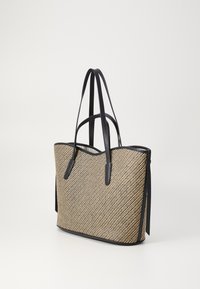 Borsa a tracolla in paglia intrecciata con dettagli in pelle nera; presenta doppi manici e un motivo a strisce diagonali beige e nere.
