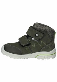 Botín de piel verde hasta el tobillo con dos correas de Velcro, forro de piel de oveja gris, suela de goma blanca y costuras y acentos en verde contrastante.
