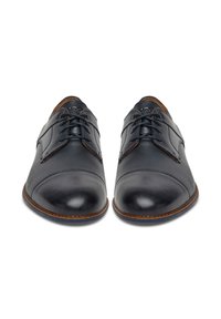 Černé kožené boty s hladkou texturou, kulatou špičkou a šněrovacím designem. Obsahují prošívané detaily a hnědý okraj kolem podešve.