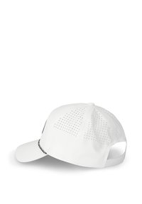 Gorra de béisbol blanca con paneles laterales perforados, visera curvada, correa ajustable y detalle trenzado en blanco y negro sobre la visera.