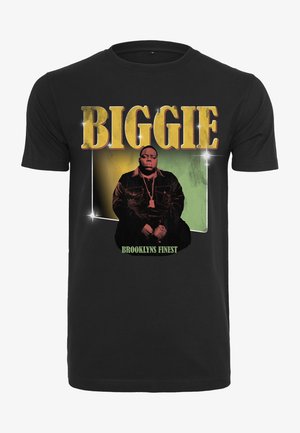 Schwarzes Baumwoll-T-Shirt mit der Aufschrift "BIGGIE" in goldenen Buchstaben und "BROOKLYNS FINEST" in Grün, dazu eine Grafik eines sitzenden Mannes in einer Jacke.