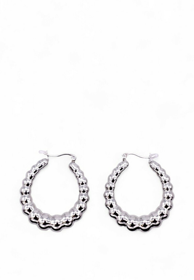Orecchini a cerchio in argento con un design ondulato e decorato di perline; finitura in metallo lucido; curva continua; chiusura a cerniera.