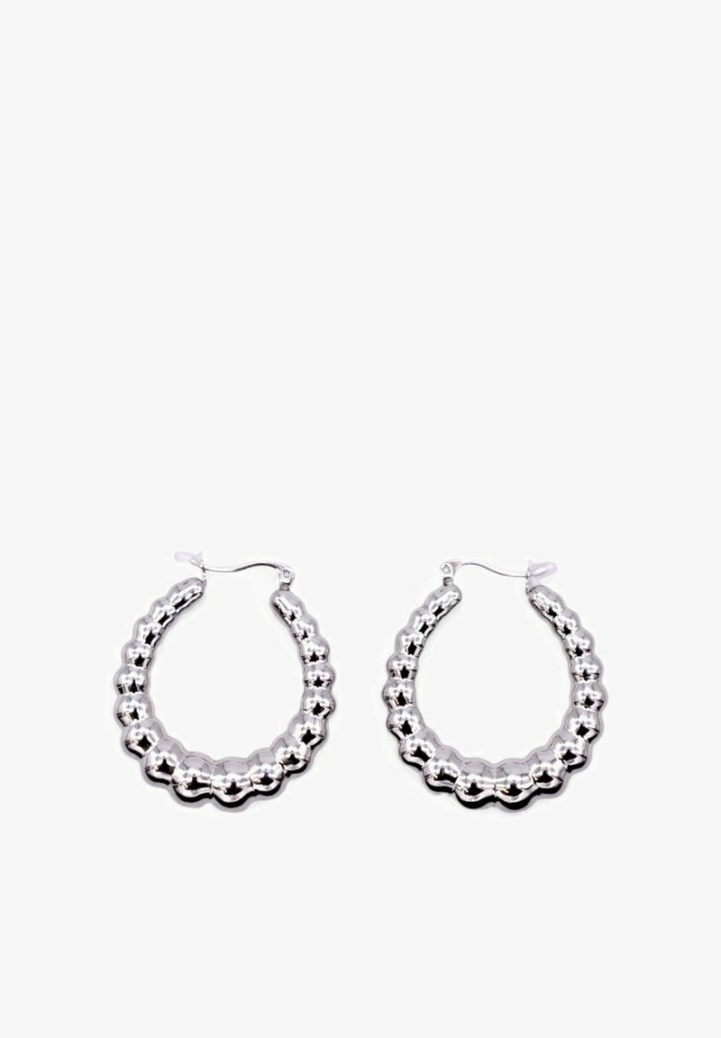 Orecchini a cerchio in argento con un design ondulato e decorato di perline; finitura in metallo lucido; curva continua; chiusura a cerniera.