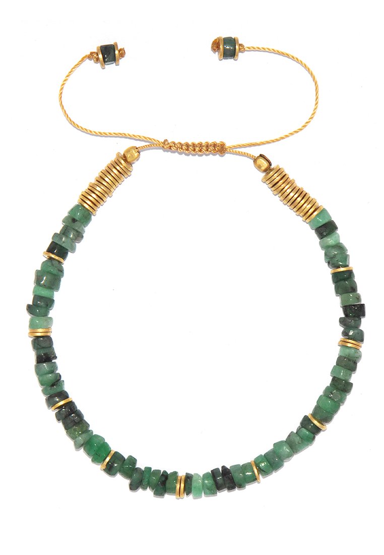Collana in gemma verde con perline di forma irregolare e accenti dorati. Corda regolabile con dettagli dorati a spirale.