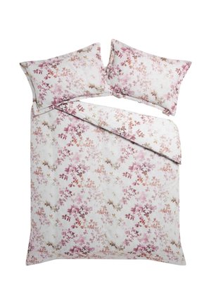 Weißer Bettbezug und zwei Kissen mit einem rosa-beigen Blumenmuster, eine Ecke des Bettbezugs ist zurückgefaltet.