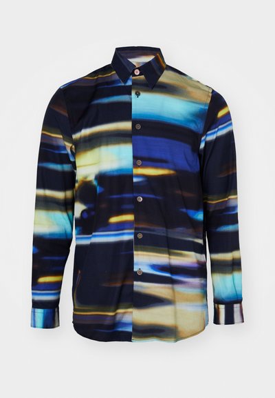 Långärmad skjorta med ett abstrakt mönster i blått, guld och svart; knappad krage; har bruna knappstängningar och en kontrasterande fåll.