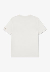 Λευκό βαμβακερό μπλουζάκι με κοντά μανίκια, διαθέτει λαιμόκοψη crew και ένα μικρό χρυσό λογότυπο στο αριστερό μανίκι. Λείο ύφασμα, απλός σχεδιασμός.