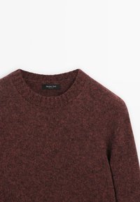 Maroonowy sweter z okrągłym dekoltem, z ribbowanym kołnierzem i delikatną teksturą dzianiny, oznaczony marką Massimo Dutti, prezentowany na białym tle.