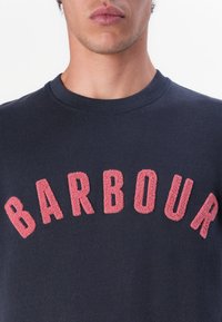 Barbour PREP LOGO CREW NECK - Camisola - navy/pink