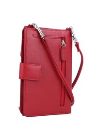 Sac à épaule en cuir rouge avec une poche zippée, une bandoulière ajustable et un fermoir décoratif. Texture lisse, forme rectangulaire compacte.
