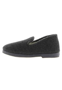 Pantuflas grises con punta redonda, diseño sin cordones, interior suave y suela de goma negra con un ligero tacón.