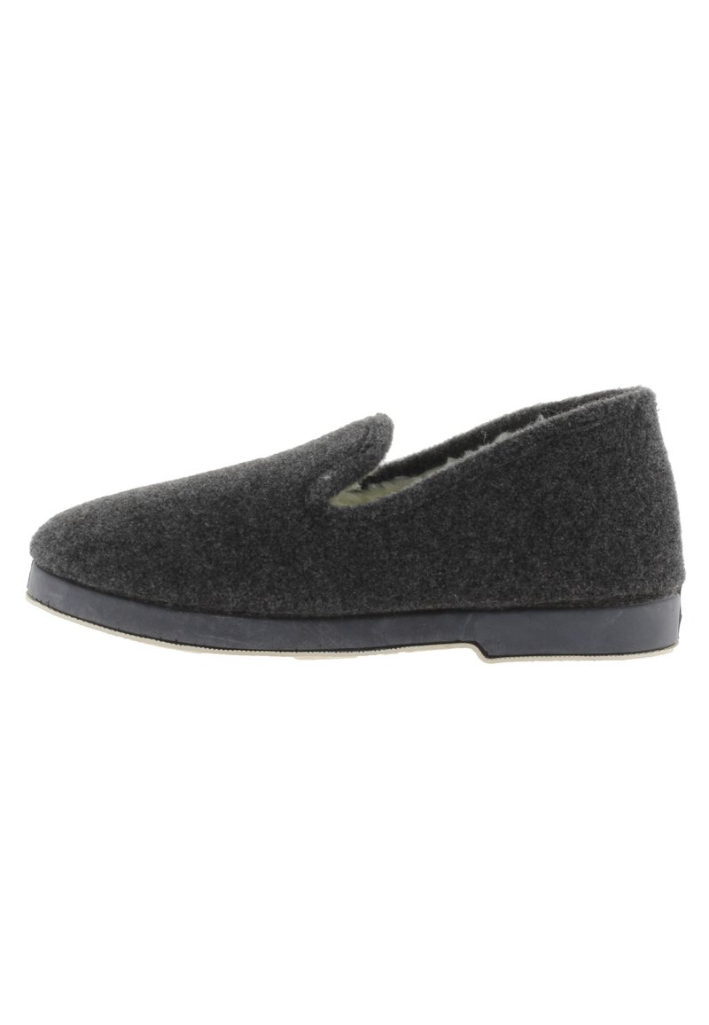 Pantuflas grises con punta redonda, diseño sin cordones, interior suave y suela de goma negra con un ligero tacón.