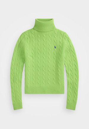 Zaļa adīta turtleneck džemperis ar ribotiem piedurkņu un apakšmalas galiem. Iekļauj nelielu zilu logo kreisajā krūtīs.