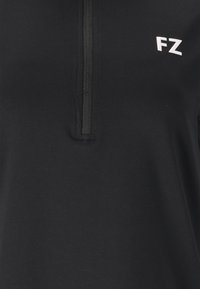 Svart zip-up topp med kort dragkedja och liten vit "FZ"-logotyp på vänster bröstområde.