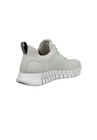 Ljust grå sneaker i slät läder med en texturerad tygfoder. Den har en vit, räfflad sula och en randig hälpulltab.