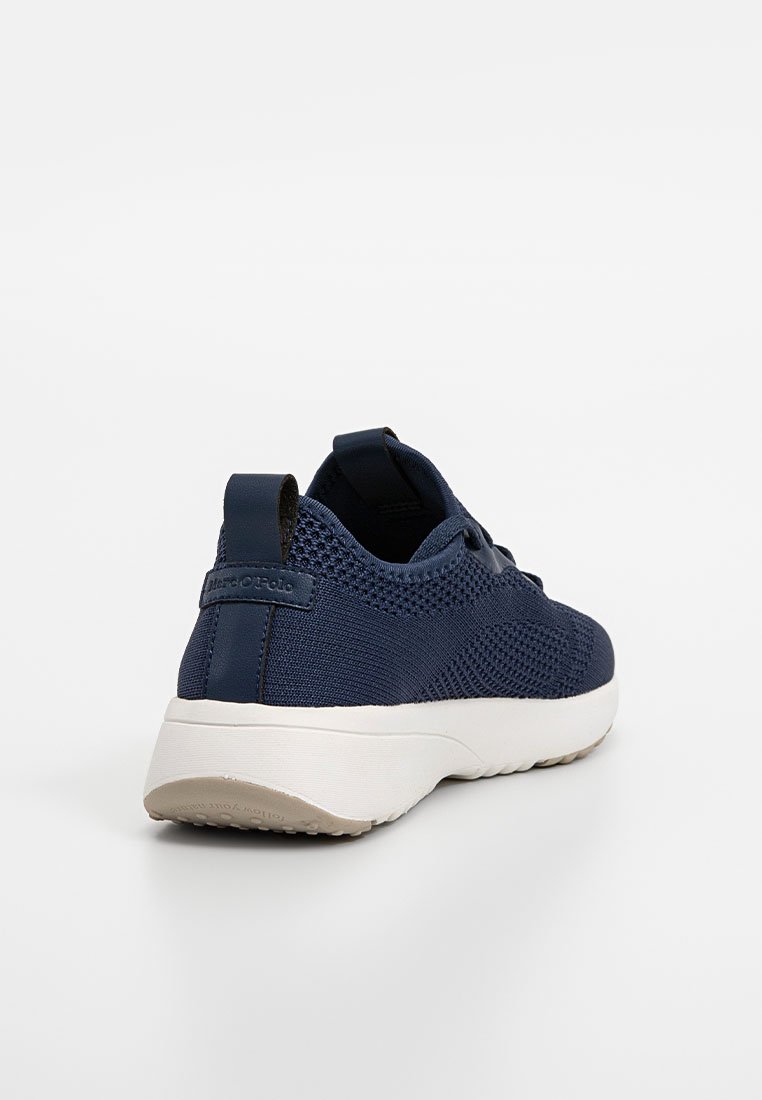 Granatowe buty sportowe z siateczkowej cholewki, okrągłym czubkiem i białą, cushioned podeszwą z subtelową teksturą oraz logo na pięcie.