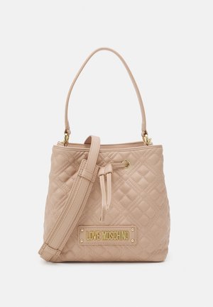 Borsa beige trapuntata con logo "Love Moschino" in oro, dotata di manico superiore e tracolla regolabile.