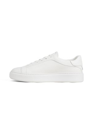 Witte lederen sneaker met lage schoenrand, veters aan de voorkant en dikke rubberen zool, zijaanzicht op een witte achtergrond.
