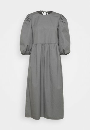 Robe en coton grise avec des manches ballons, un col rond, une taille cintrée et une jupe fluide, avec un détail à nouer à l'arrière.