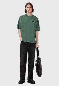 AllSaints REDACT CREW - Camiseta estampada - green