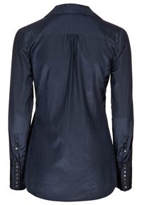 Camicia blu navy con maniche lunghe, texture liscia, colletto classico e polsini con bottoni. Presenta un dettaglio arricciato sul retro.