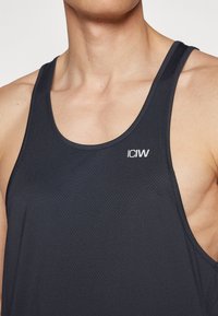 Débardeur noir sans manches avec un tissu texturé, un col rond et un logo "ICIW" blanc sur la poitrine.