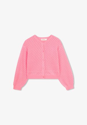 Cardigan en tricot rose avec un motif diamant texturé, un col arrondi et un devant boutonné. Il comporte des manches longues bouffantes et des poignets côtelés.
