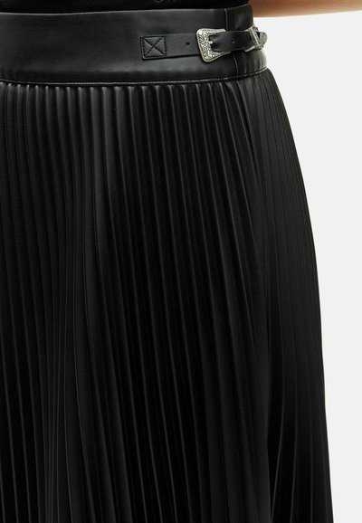 Μαύρη πλισέ δερμάτινη φούστα με φαρδύ ζωνάκι και διακοσμητική ασημένια αγκράφα στη δεξιά πλευρά.