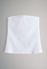 Top tube en tissu côtelé blanc avec des bords droits, présenté à plat sur un fond gris neutre.
