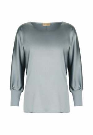 Jasnoniebieska satynowa bluzka z długim rękawem, szerokim dekoltem i mankietami na balonowych rękawach.