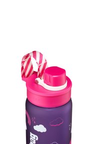 Lila Wasserflasche mit einem pinken Deckel und einem weißen Verriegelungsmechanismus. Verfügt über einen gestreiften pinken Tragegurt und ein Wolkenmuster auf der Oberfläche.