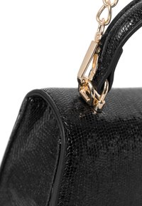 Schwarze Handtasche mit einer strukturierten Lederimitat-Oberfläche, ausgestattet mit einem goldfarbenen Metallkettenriemen und einem Verschluss für sicheren Halt.