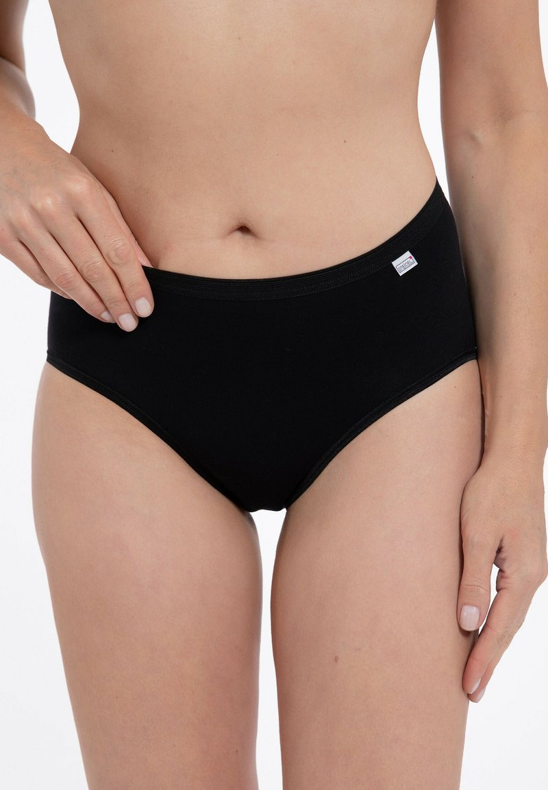 Slip in cotone nero con una texture liscia, design a vita alta e una semplice cintura elastica. Piccola etichetta logo sul lato.