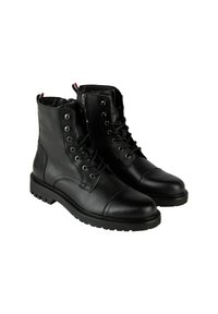 Zwarte leren enkelboots met een gestructureerde afwerking, voorzien van metalen oogjes, veters, een ronde neus en een robuust zoolontwerp.