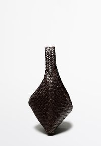 Vævet mørkebrun taske med en unik diamantform og et enkelt, fladt håndtag for nem bæring, med en glat tekstur og minimalistisk design.