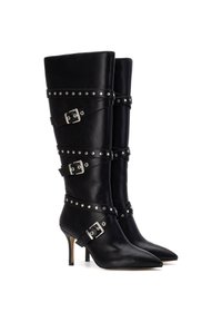 Botas altas de cuero negro con tacón, con puntas afiladas, que presentan correas y hebillas con studs plateados, textura suave y un diseño elegante y alto.